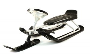 Trineo para los niños con un asiento de la marca Stiga