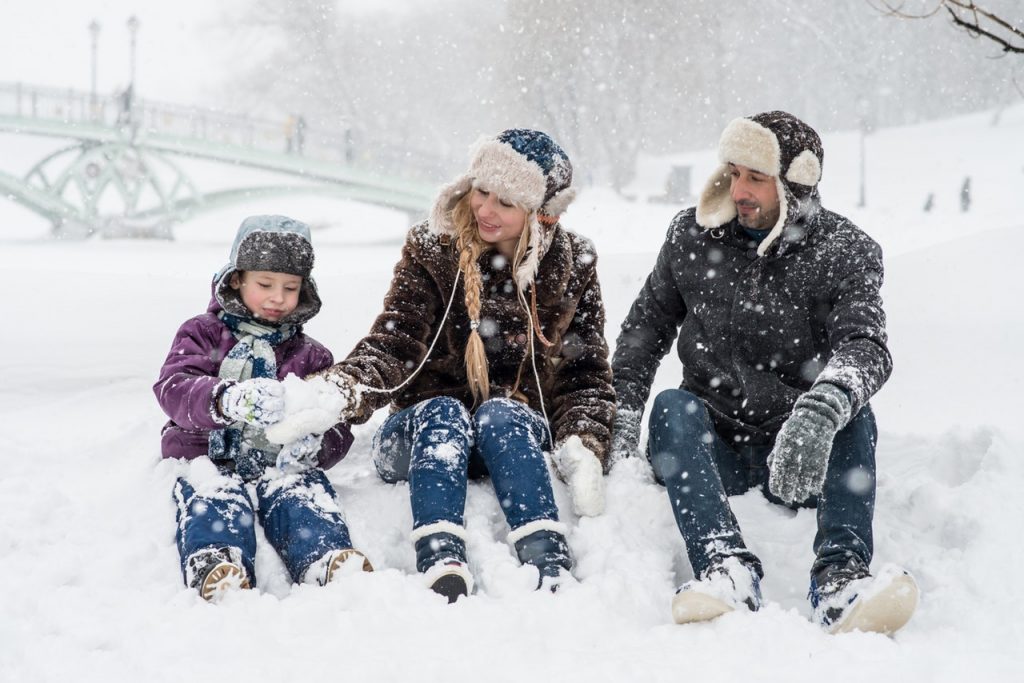 Una familia sentada sobre la nieve